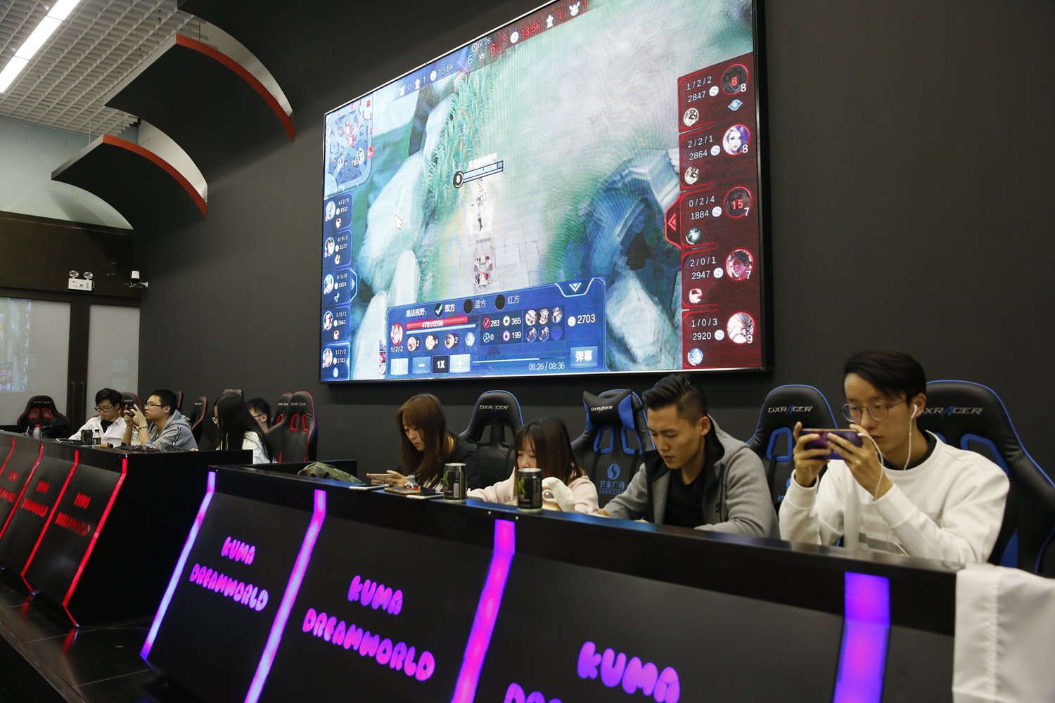 Generation Gaming 宣布 2025 赛季制服： Black 作为主色，配以 White 和黄色点缀在 Arms 上;